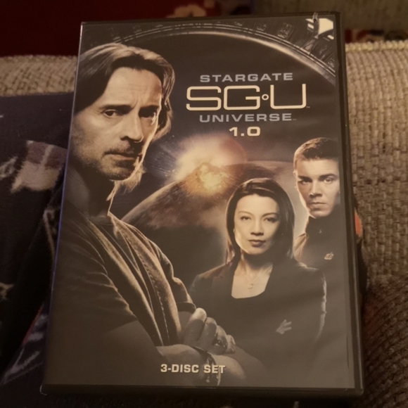 Season 1 Stargate Universe dvd - Picture 1 of 4